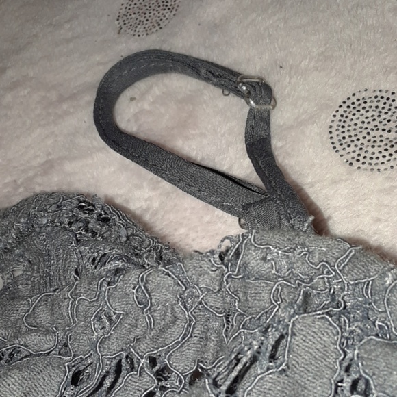 Lacy Under Silk Top. - Picture 4 of 5